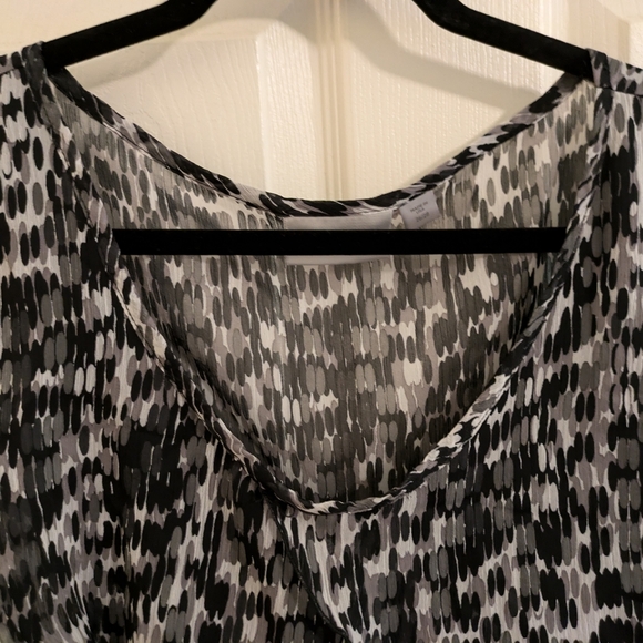 Avenue black & white brush stroke, layered, sleeveless blouse, size 26/28 - Picture 2 of 12